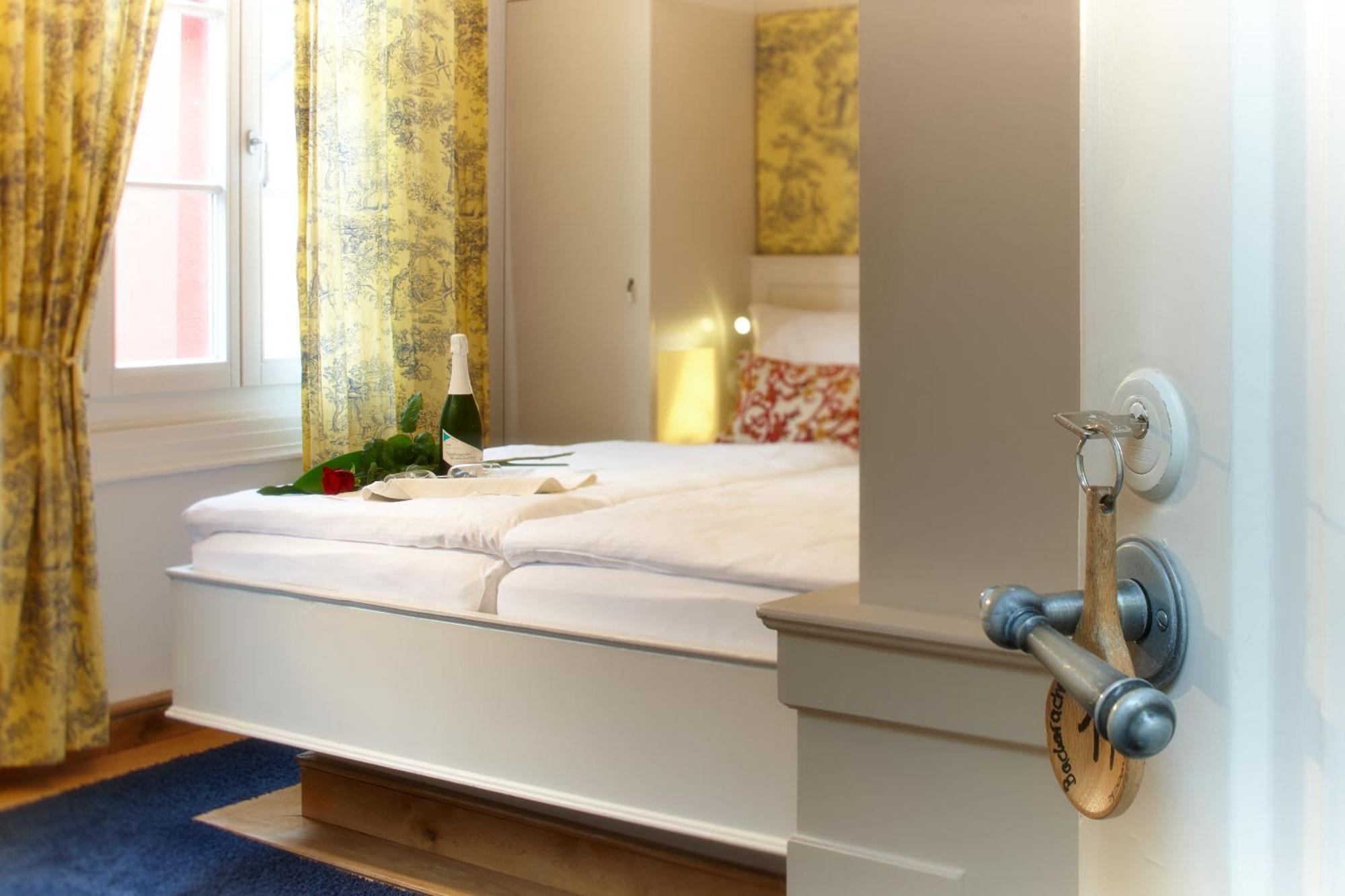 Rhein Hotel บาคาราค ภายนอก รูปภาพ